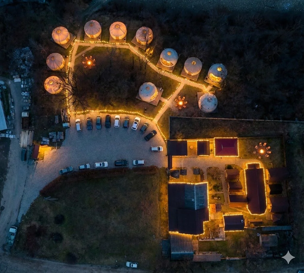 Нічний вигляд глемпінгу на продаж з геокуполами та вогнищами біля річки Прут