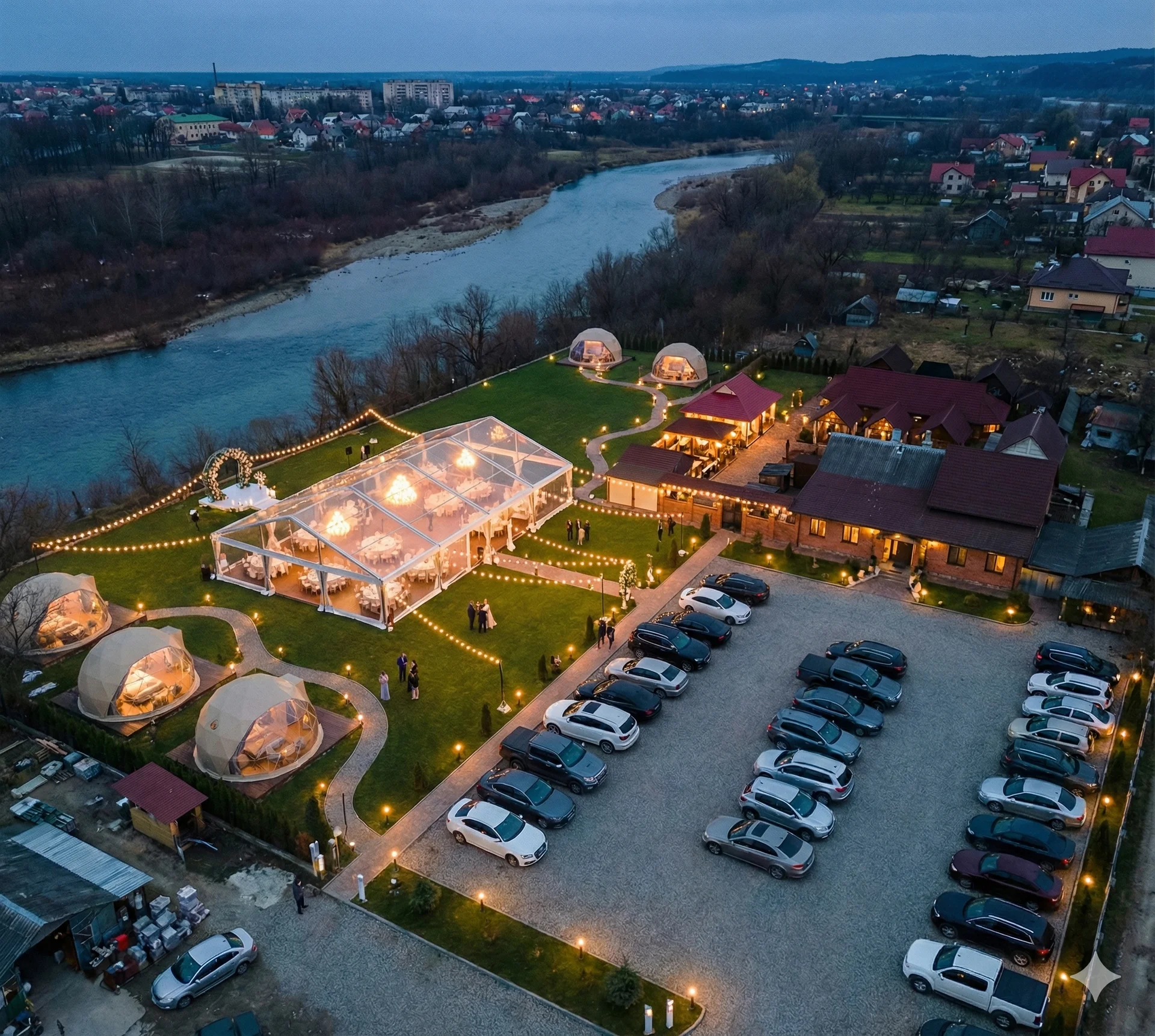 Весільний майданчик на продаж біля річки Прут в сутінках, Коломия